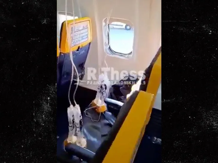 Пассажир Ryanair чуть не вылетел из окна во время рейса — фото 2
