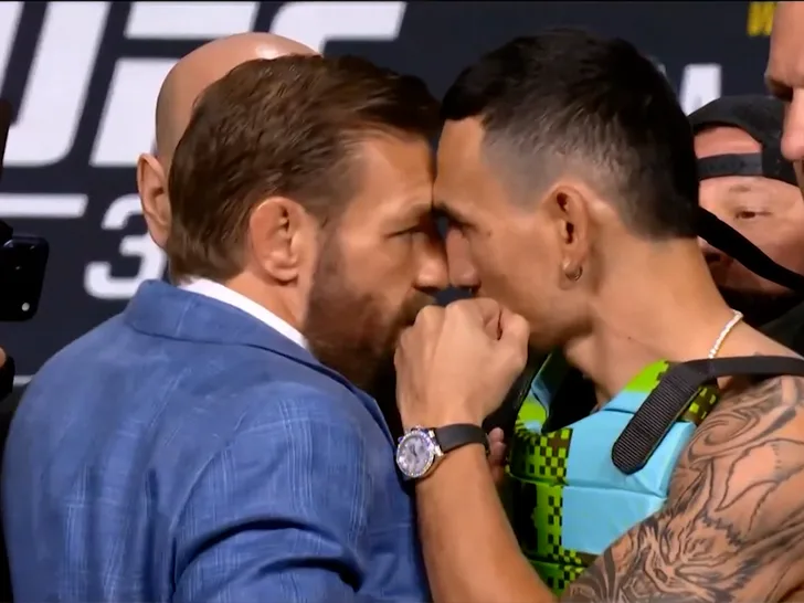 Конор Макгрегор сорвал очки с Холлоуэя на пресс-конференции UFC 329 — фото 3