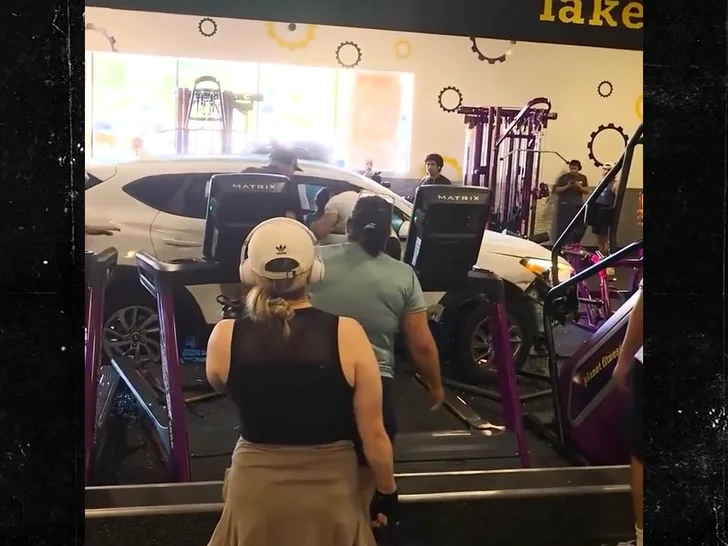 Автомобиль влетел в Planet Fitness в Калифорнии из-за проблем со здоровьем водителя — фото 1
