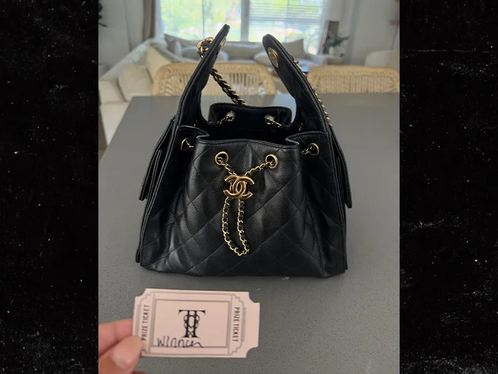 Жена игрока НФЛ выиграла сумку Chanel за $6700 на свадьбе Трэвиса Келси и Тейлор Свифт — фото 2