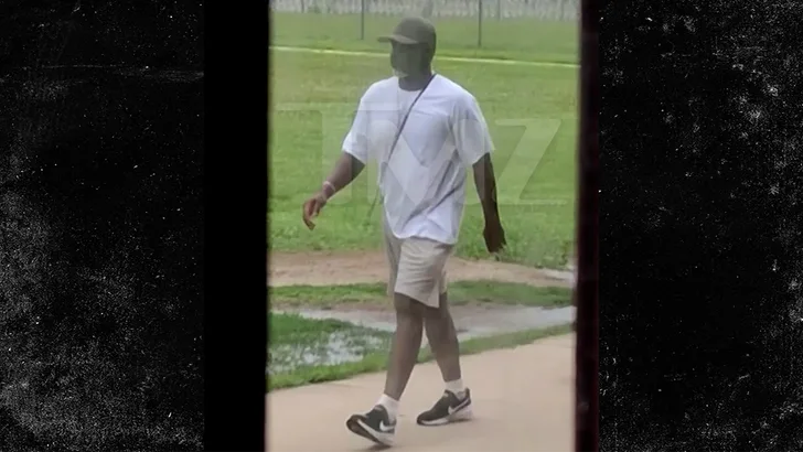 Diddy попал на видео во время ежедневной прогулки в тюрьме — фото 1