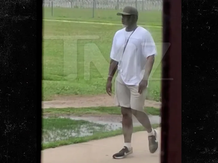Diddy попал на видео во время ежедневной прогулки в тюрьме — фото 2