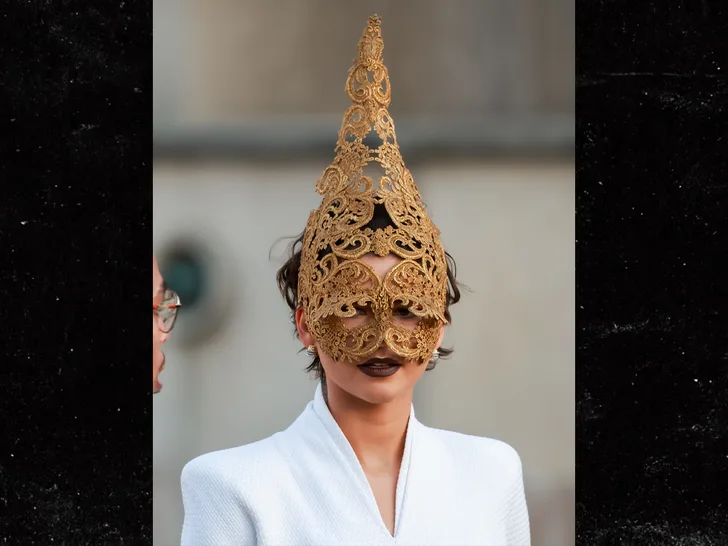 Зендея в золотой маске от Alexander McQueen на премьере «Одиссеи» в Париже — фото 1