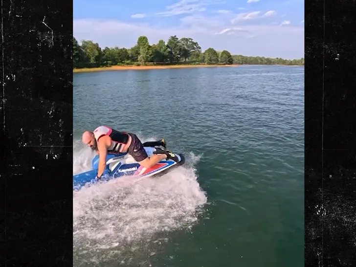 Водитель гидроцикла врезался в пирс после обморока: видео — фото 2