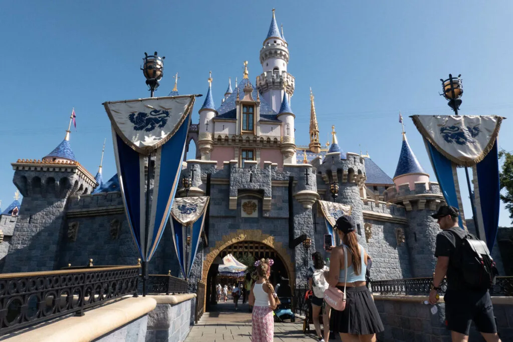 Сотрудник Disneyland нырнул в реку парка: видео — фото 1