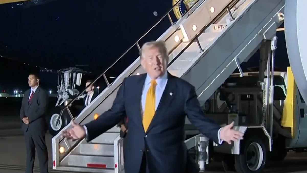Трамп пересел на новый самолет в Англии: видео