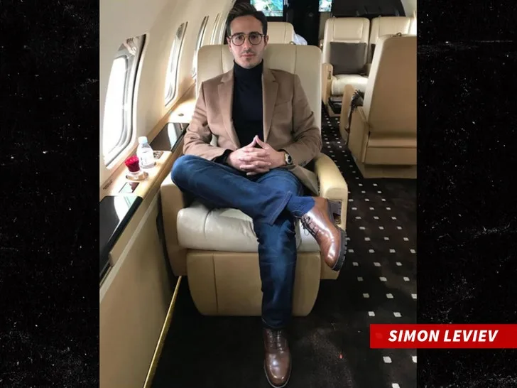 Tinder Swindler уладил спор с семьей Левиев — фото 2