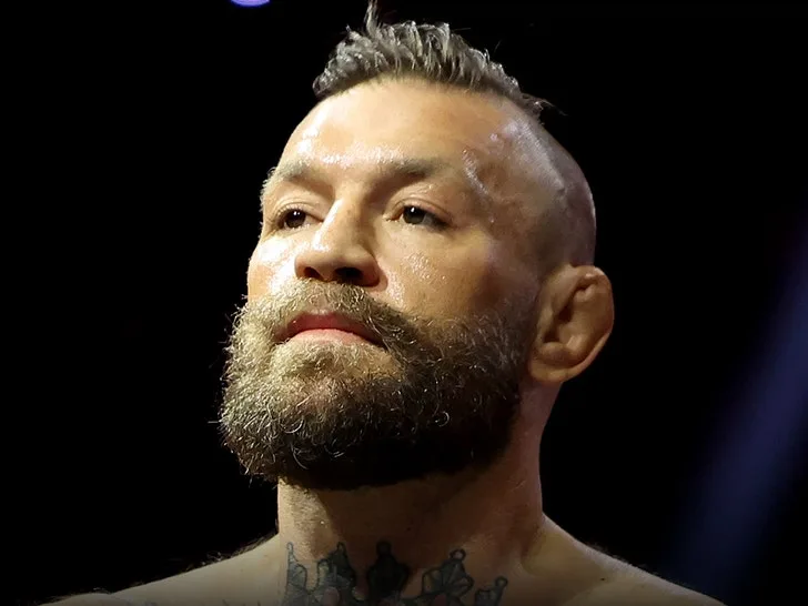 Конор Макгрегор снова сломал ногу в бою с Холлоуэем на UFC 329 — фото 1