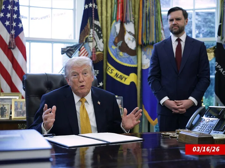 Вэнс опроверг заявление о божественном мандате Трампа на бомбардировку Ирана — фото 2
