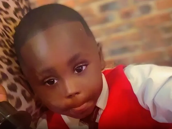 4-летний мальчик застрелил 2-летнего брата из незакрепленного пистолета — фото 1