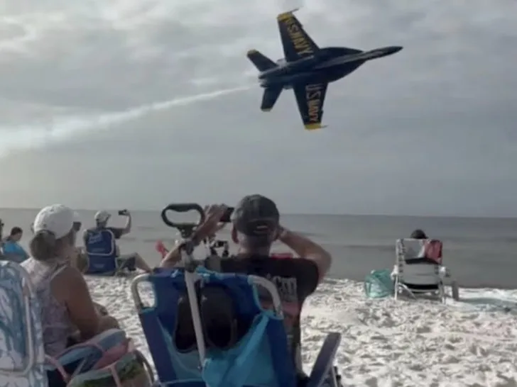 Пролет Blue Angels вызвал хаос на пляже во Флориде — фото 1