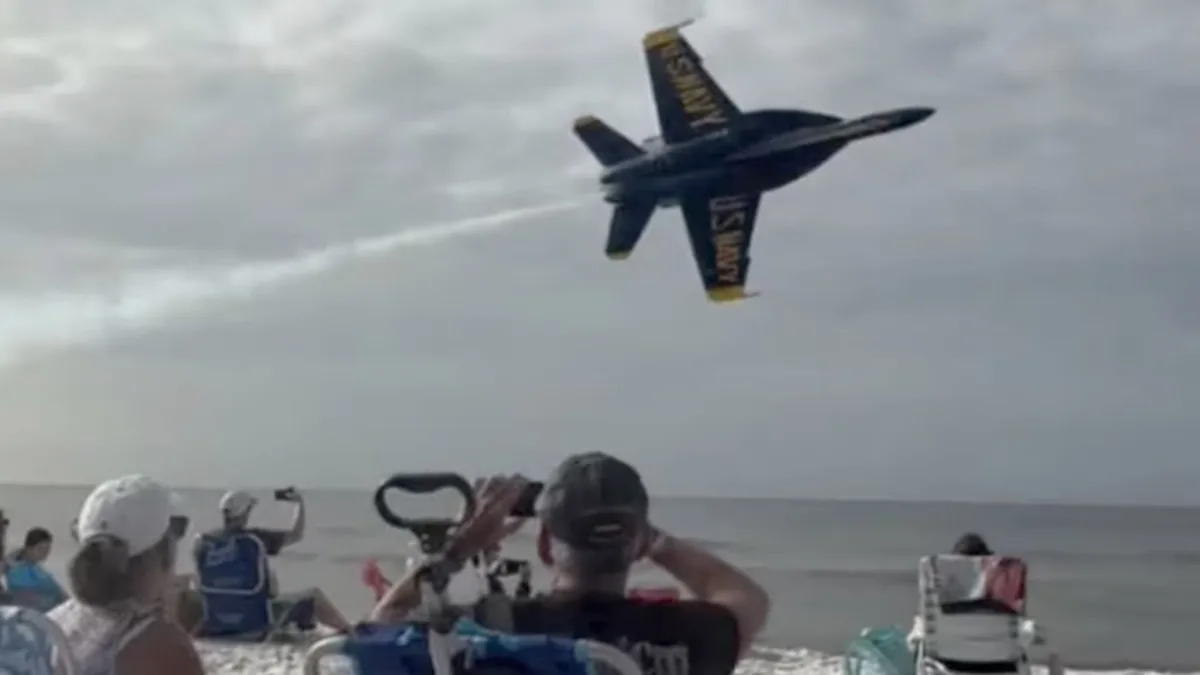 Пролет Blue Angels вызвал хаос на пляже во Флориде