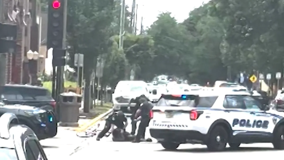 US Police Fatally Shoot Knife-Wielding Man: Video of Incident