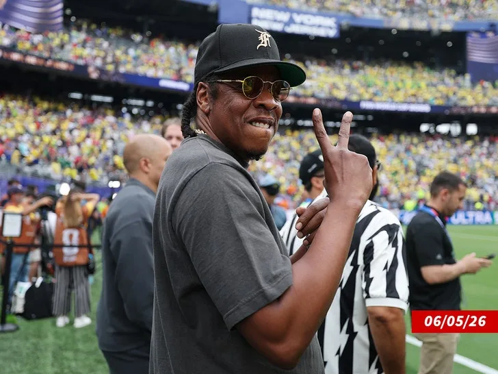 Jay-Z добивается взыскания долга с крёстной мужчины, называющего себя его сыном — фото 2